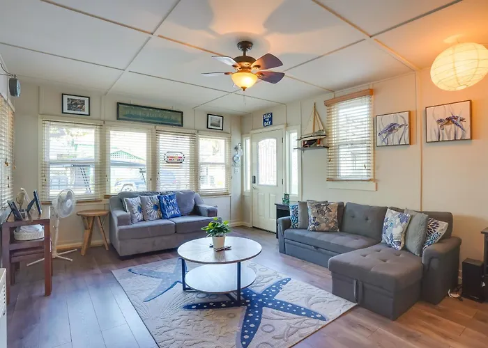 Historic Nautical Retreat Steps From Beach And Bites